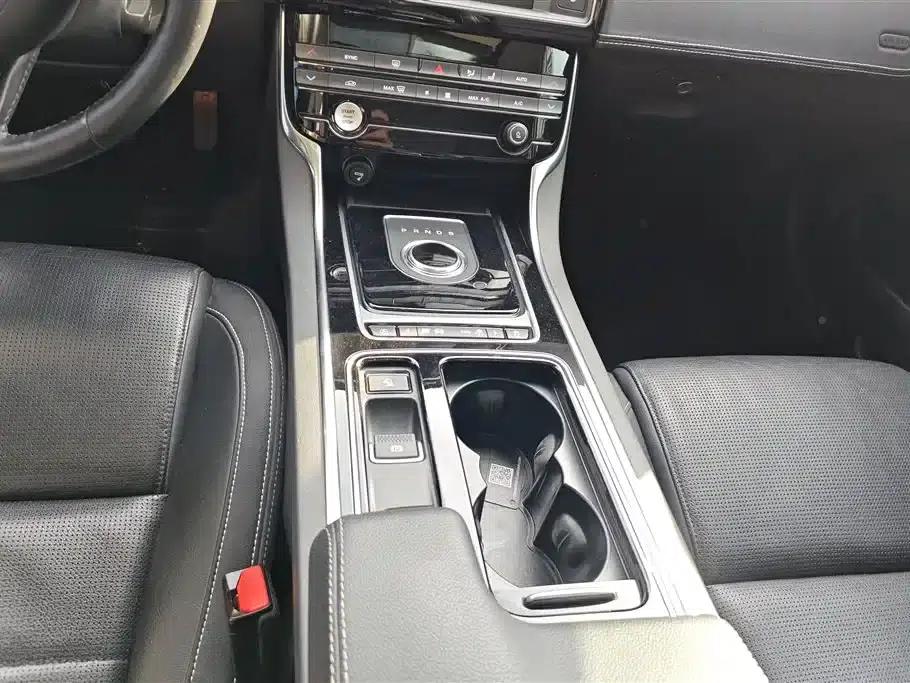 Jaguar XE 2018 2.0T 300PS AWD R-Sport — миниатюра 16