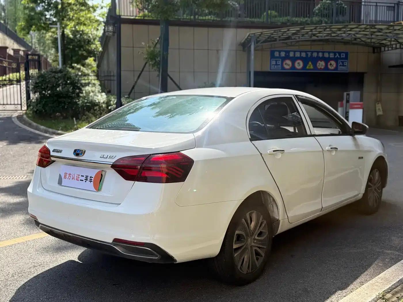 Geely Emgrand EV450 Progressive (2018 Model) — миниатюра 5