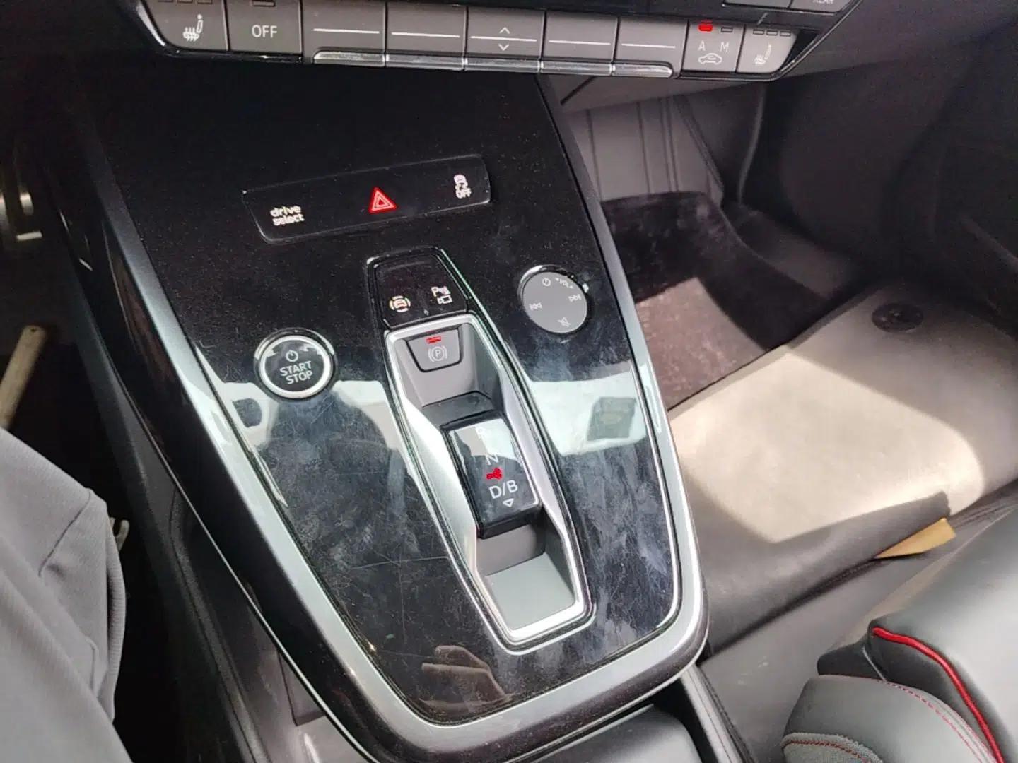 Audi Q5 e-tron 2023 40 e-tron Starry Edition Black Warrior Version — миниатюра 17