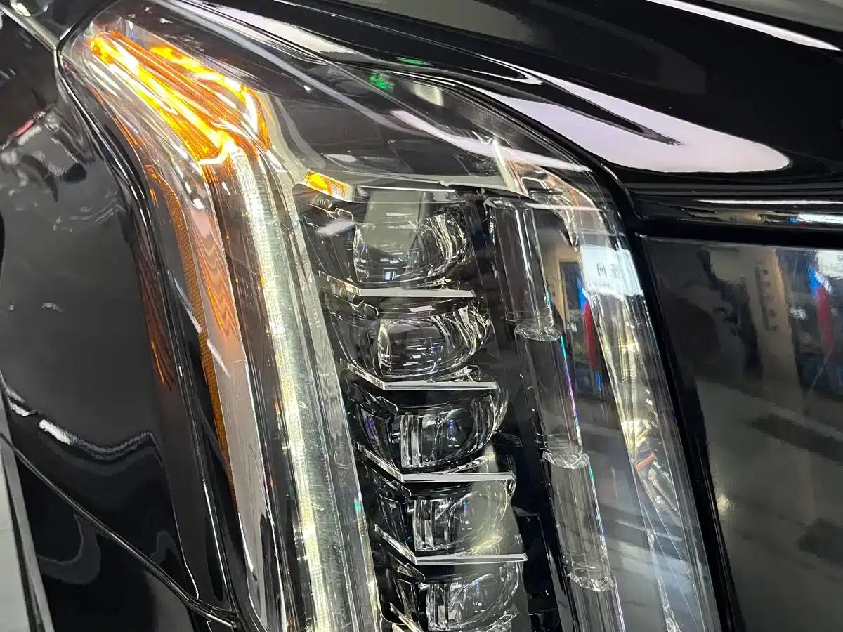 2017 Cadillac Escalade 6.2L US Spec — миниатюра 12