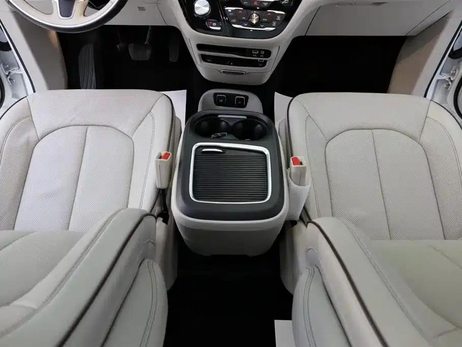 2017 Imported Grand Voyager 3.6L Premium Edition — миниатюра 11
