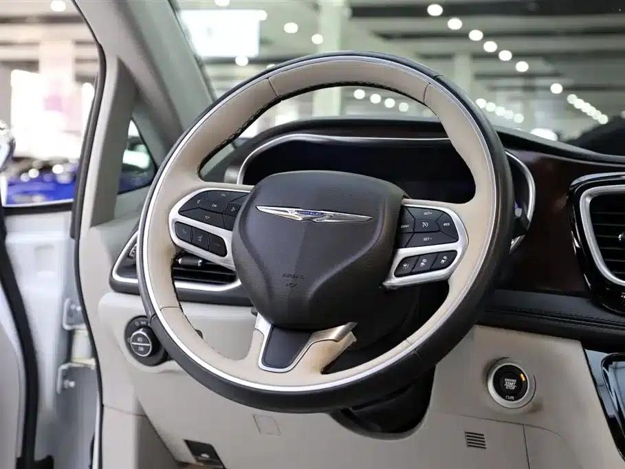 2017 Imported Grand Voyager 3.6L Premium Edition — миниатюра 12
