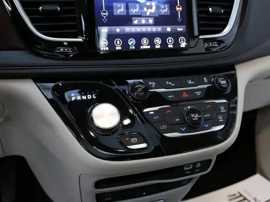 2017 Imported Grand Voyager 3.6L Premium Edition — миниатюра 13