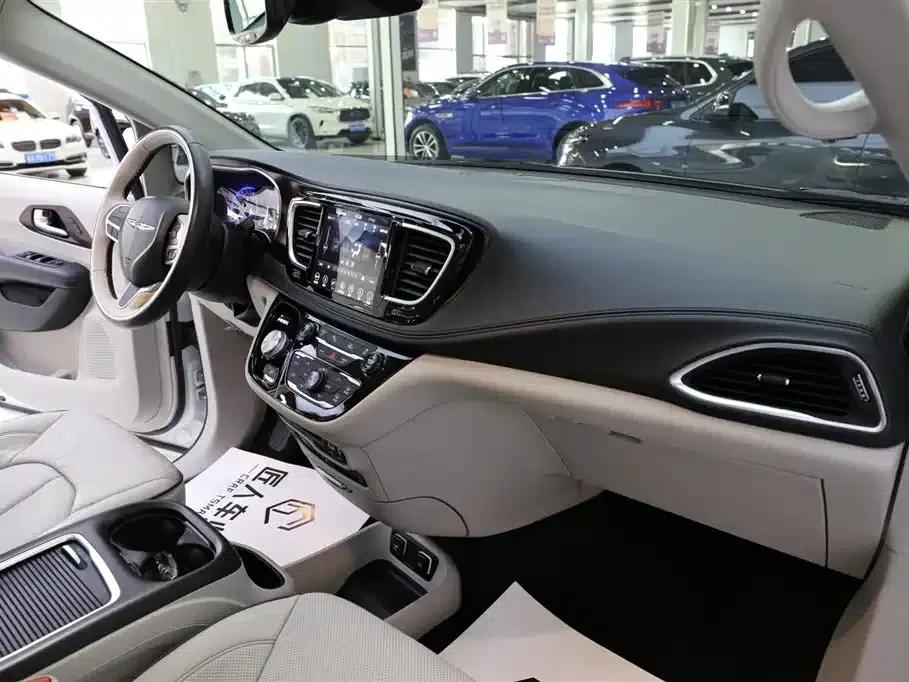 2017 Imported Grand Voyager 3.6L Premium Edition — миниатюра 16