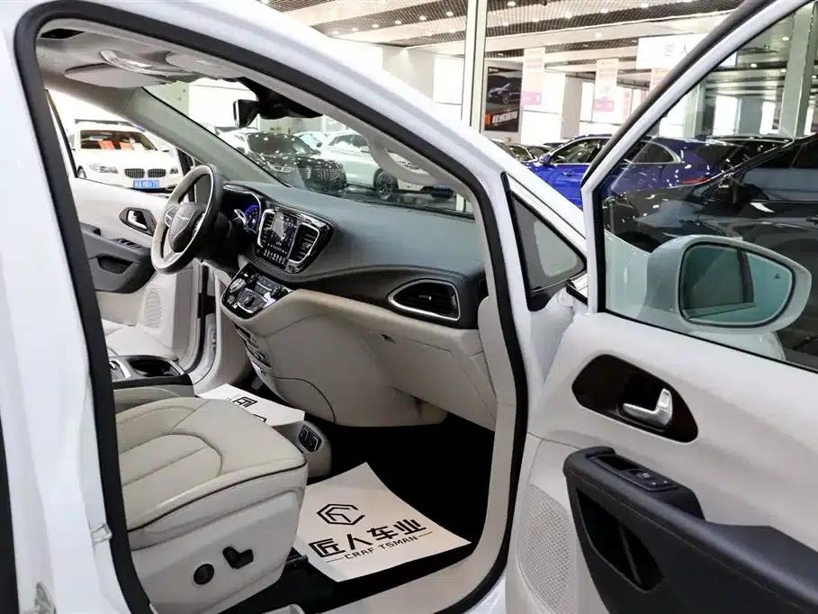 2017 Imported Grand Voyager 3.6L Premium Edition — миниатюра 17