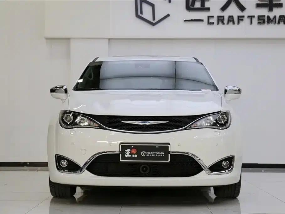 2017 Imported Grand Voyager 3.6L Premium Edition — миниатюра 18