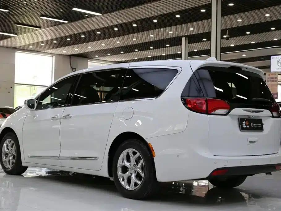 2017 Imported Grand Voyager 3.6L Premium Edition — миниатюра 20