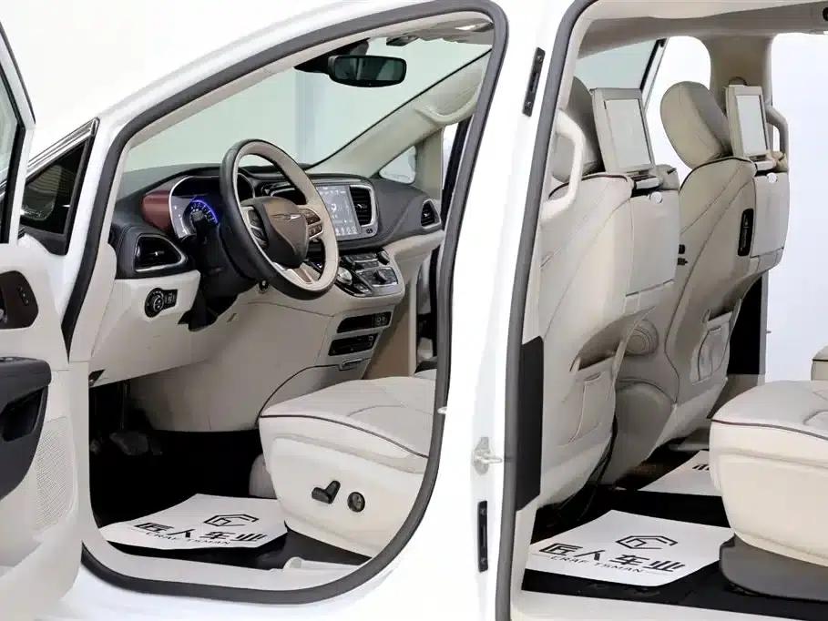 2017 Imported Grand Voyager 3.6L Premium Edition — миниатюра 5