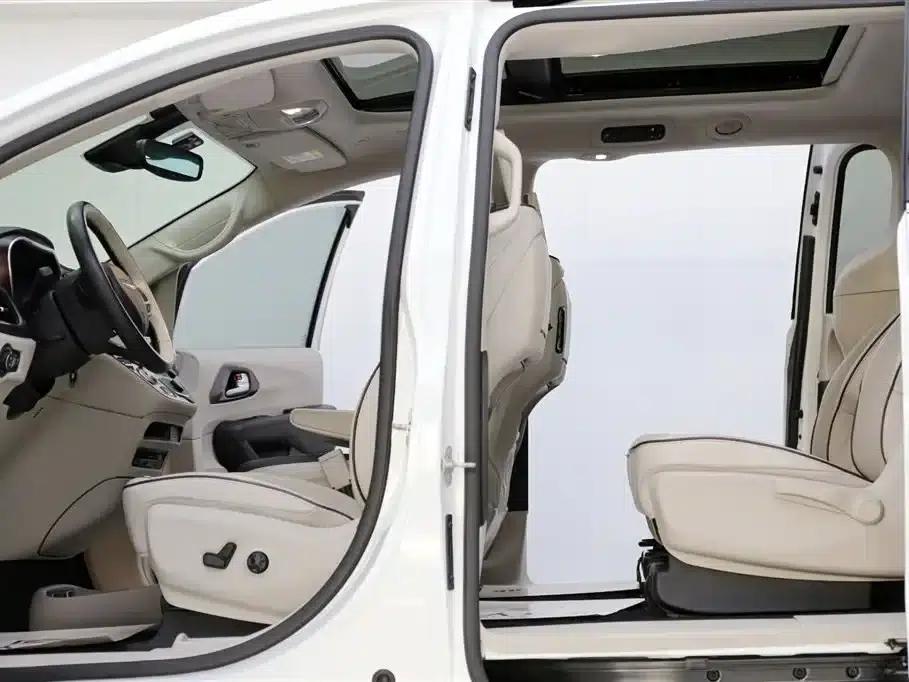 2017 Imported Grand Voyager 3.6L Premium Edition — миниатюра 6