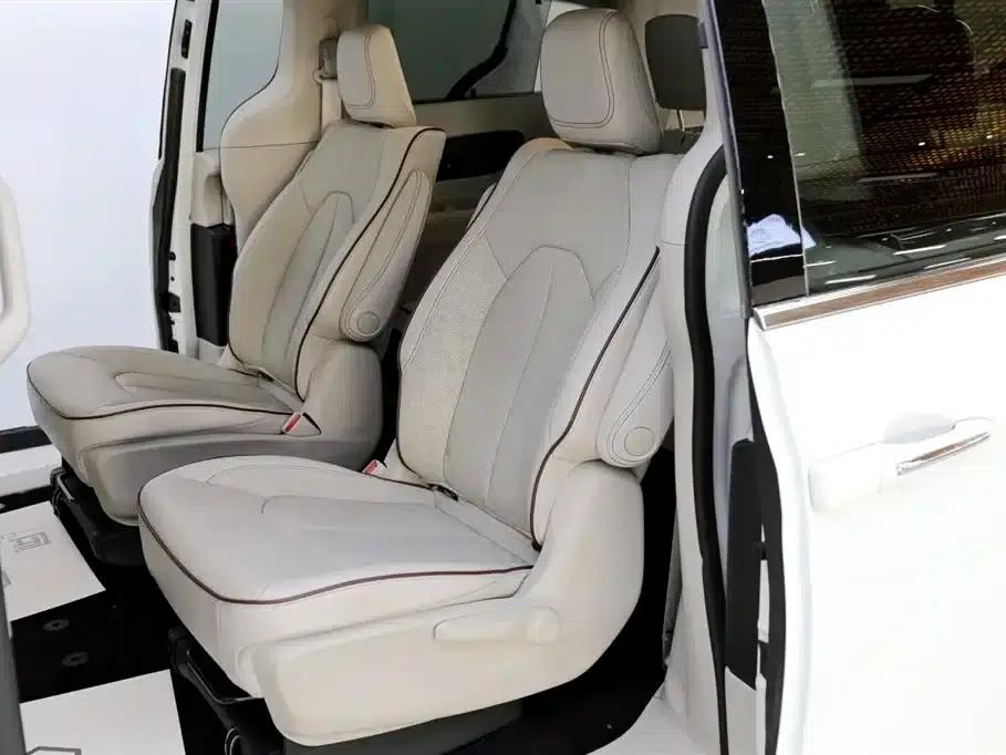 2017 Imported Grand Voyager 3.6L Premium Edition — миниатюра 8
