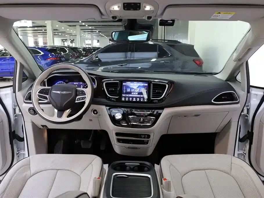 2017 Imported Grand Voyager 3.6L Premium Edition — миниатюра 10