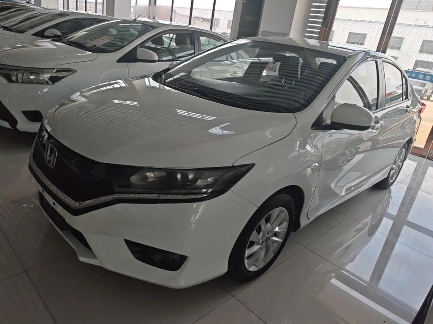 Honda Greiz 2016 1.5L CVT Fashion Edition — миниатюра 1
