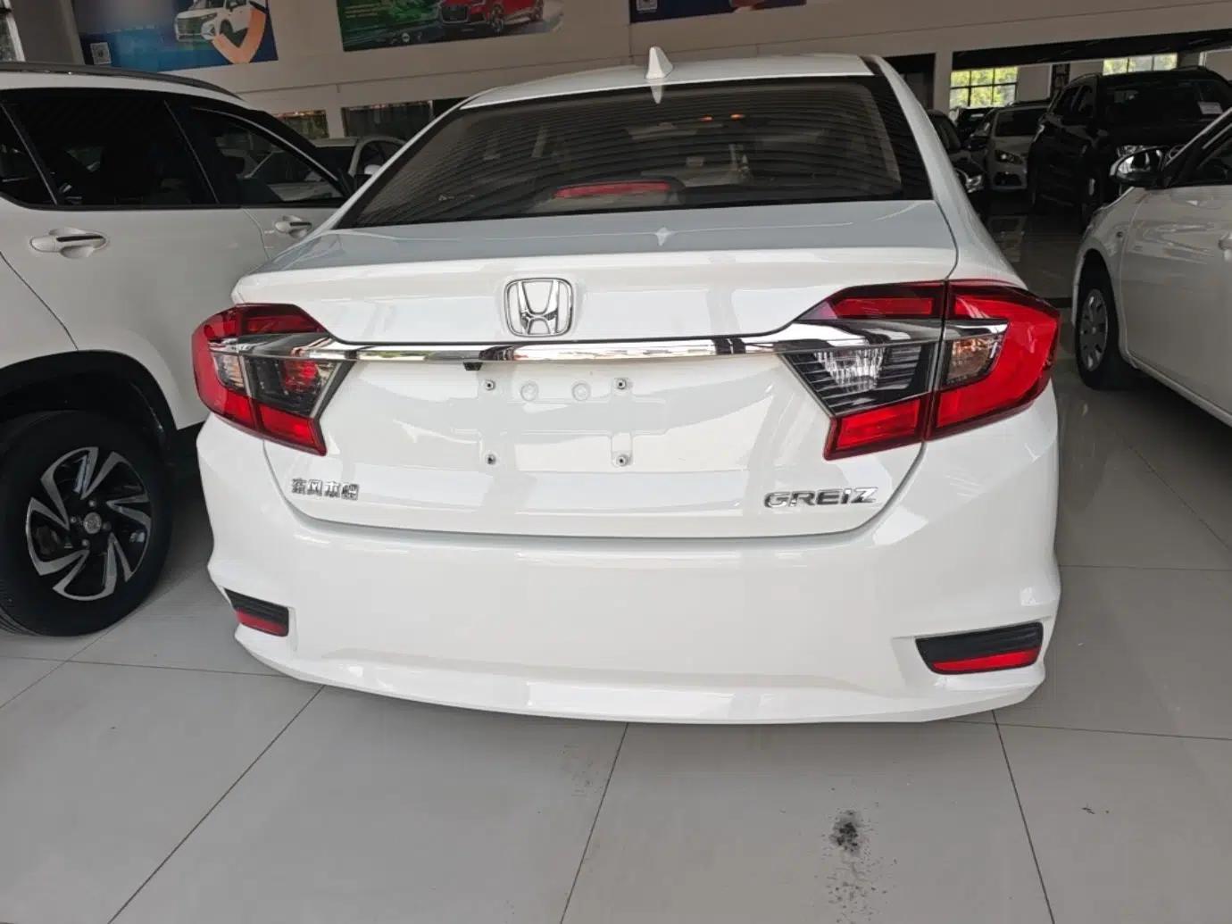 Honda Greiz 2016 1.5L CVT Fashion Edition — миниатюра 3