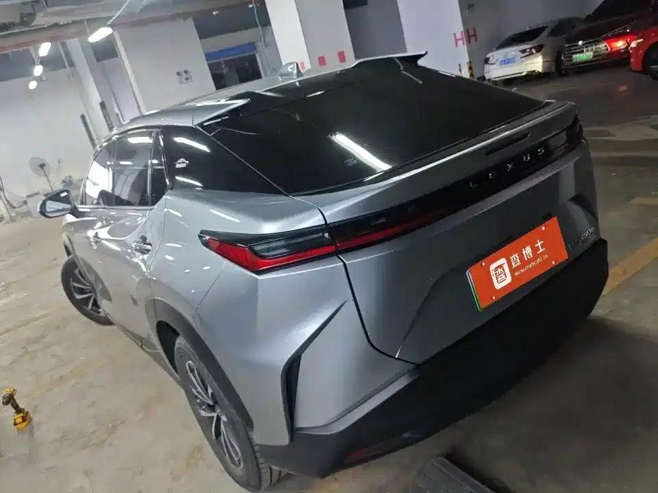 Lexus RZ 2023 450e AWD Luxury Edition — миниатюра 3
