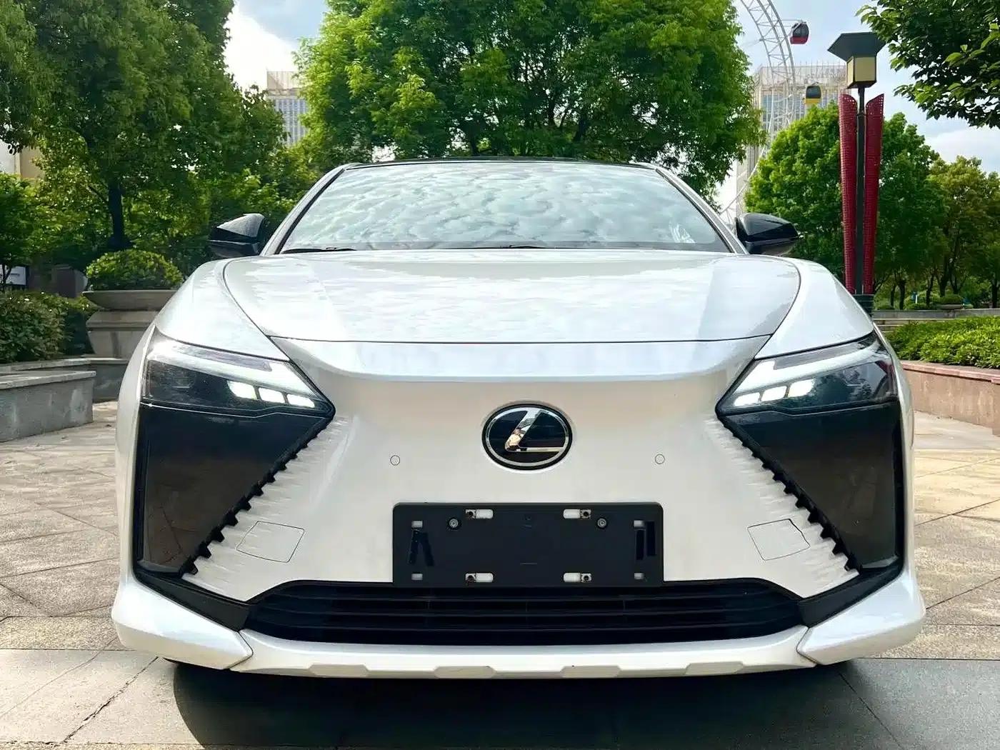 Lexus RZ 2023 450e AWD Luxury Edition — миниатюра 2