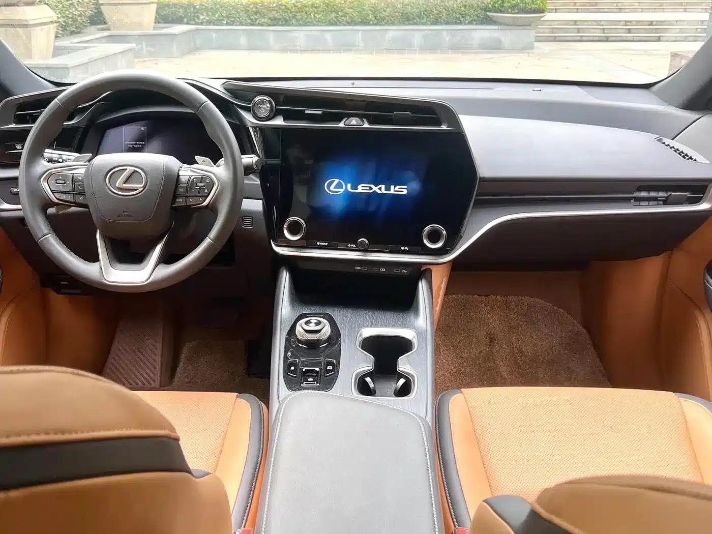Lexus RZ 2023 450e AWD Luxury Edition — миниатюра 7