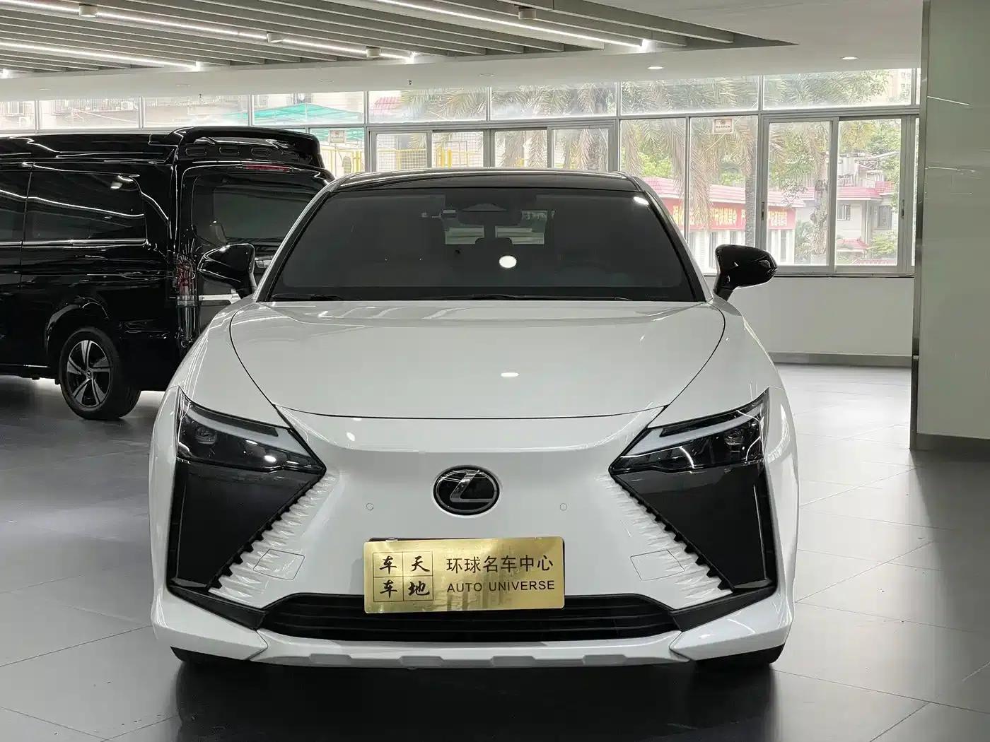 Lexus RZ 2023 450e AWD Luxury Edition — миниатюра 2