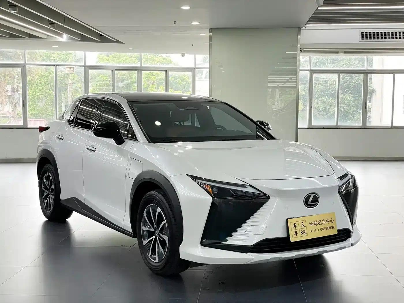 Lexus RZ 2023 450e AWD Luxury Edition — миниатюра 3