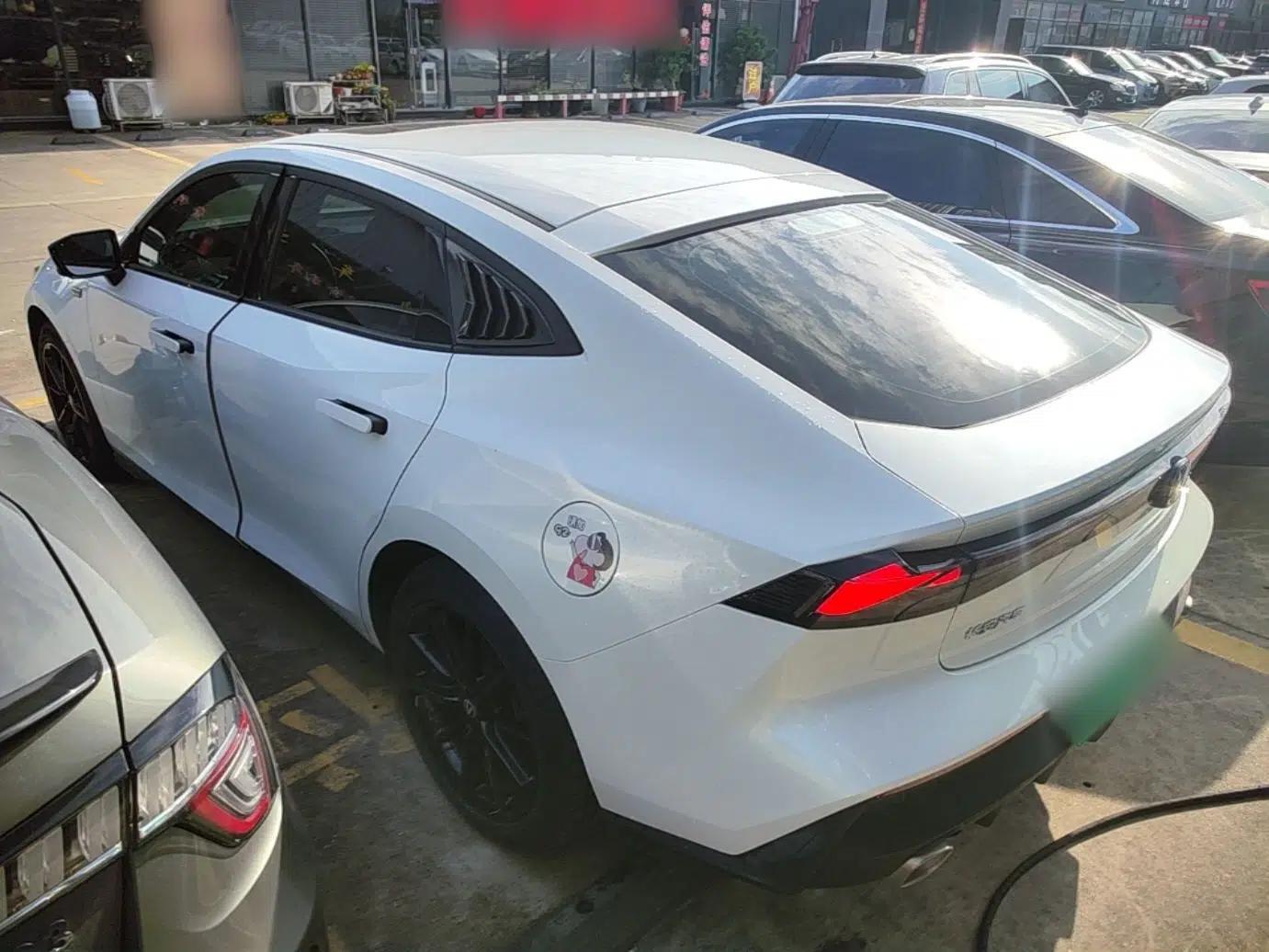 CHANGAN UNI-V iDD 2023 ZhiDian iDD 1.5T 113km Smart & Fun Version — миниатюра 4