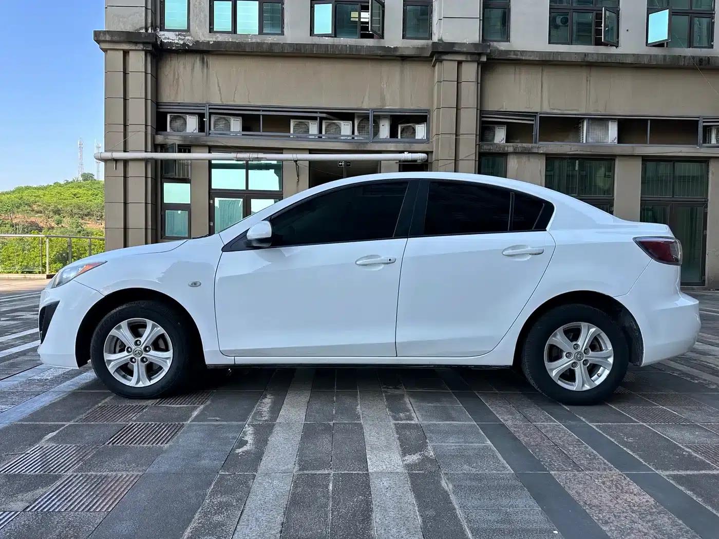 Mazda 3 Axela 2011 Sedan 1.6L Automatic Elite — миниатюра 3