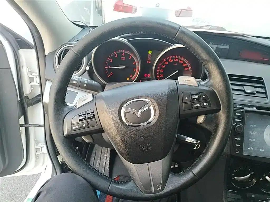Mazda 3 Axela 2015 Sedan 2.0L Automatic Sport — миниатюра 11