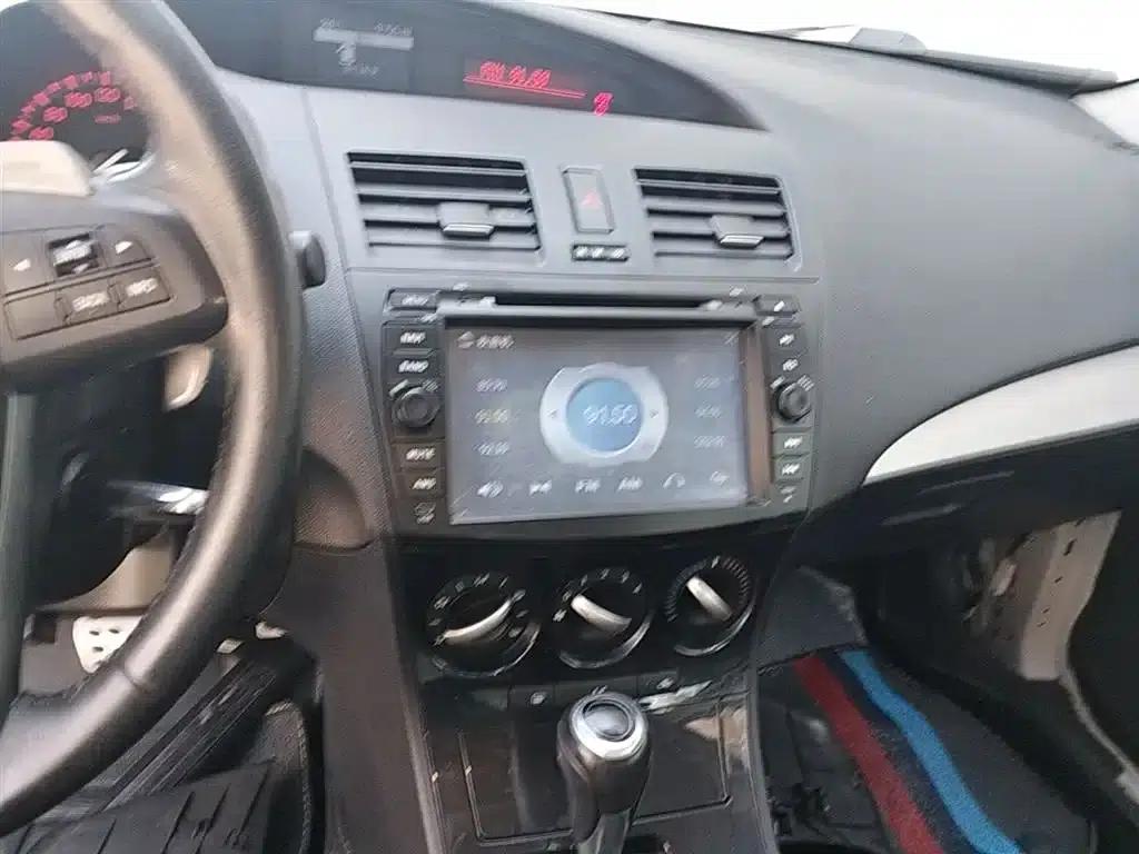 Mazda 3 Axela 2015 Sedan 2.0L Automatic Sport — миниатюра 13