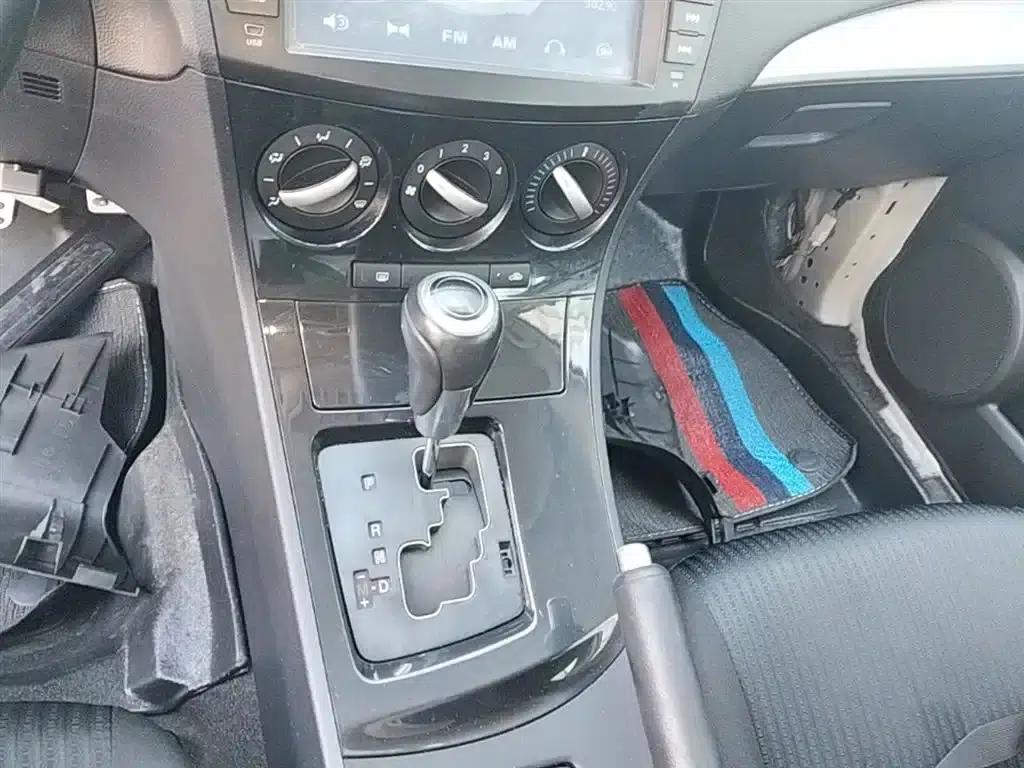 Mazda 3 Axela 2015 Sedan 2.0L Automatic Sport — миниатюра 14