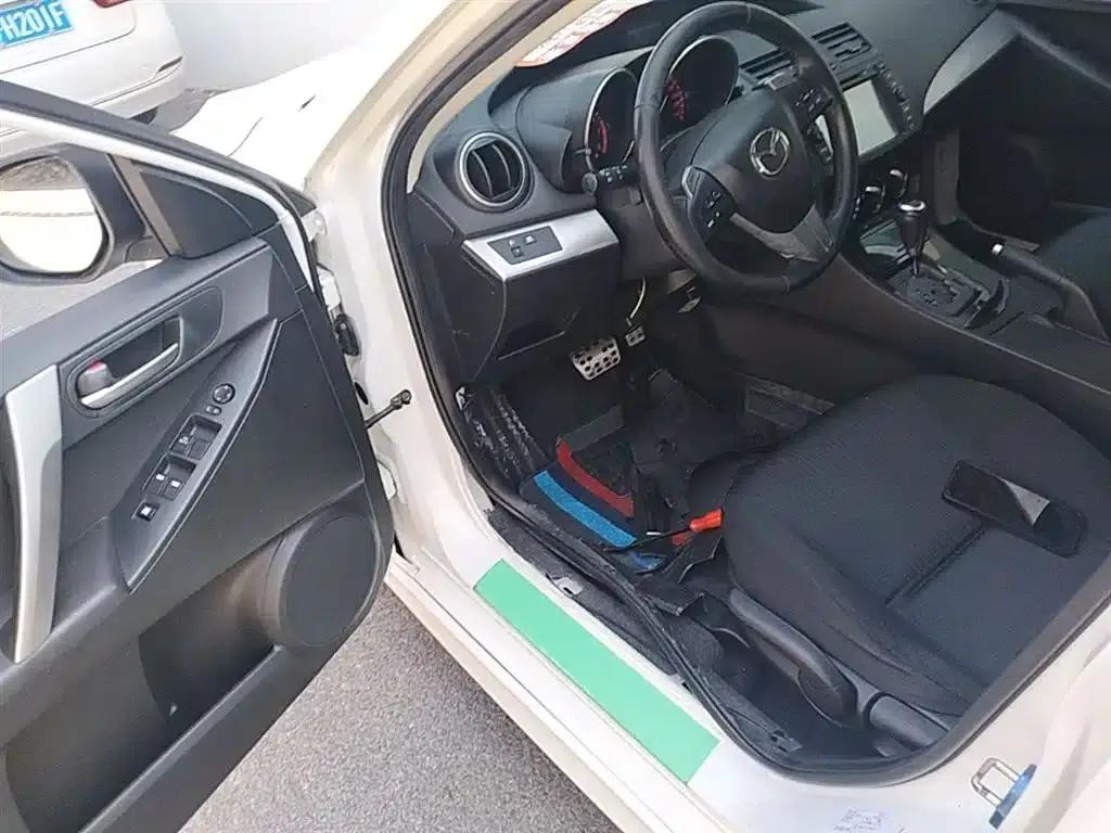 Mazda 3 Axela 2015 Sedan 2.0L Automatic Sport — миниатюра 16