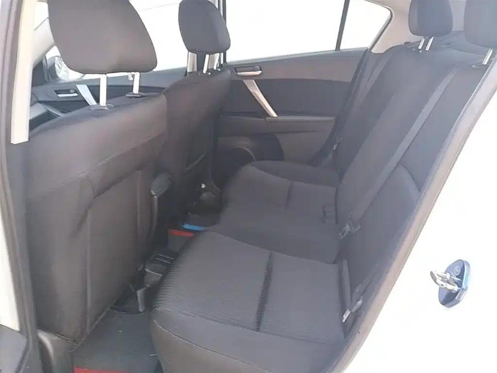 Mazda 3 Axela 2015 Sedan 2.0L Automatic Sport — миниатюра 17