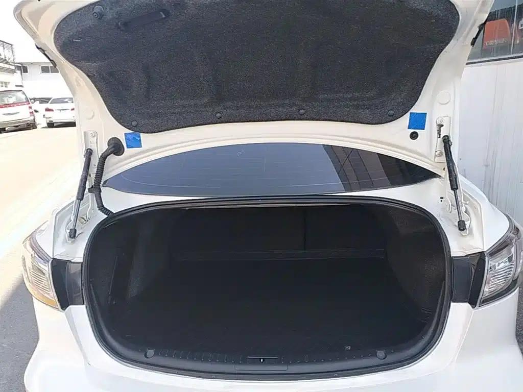 Mazda 3 Axela 2015 Sedan 2.0L Automatic Sport — миниатюра 19