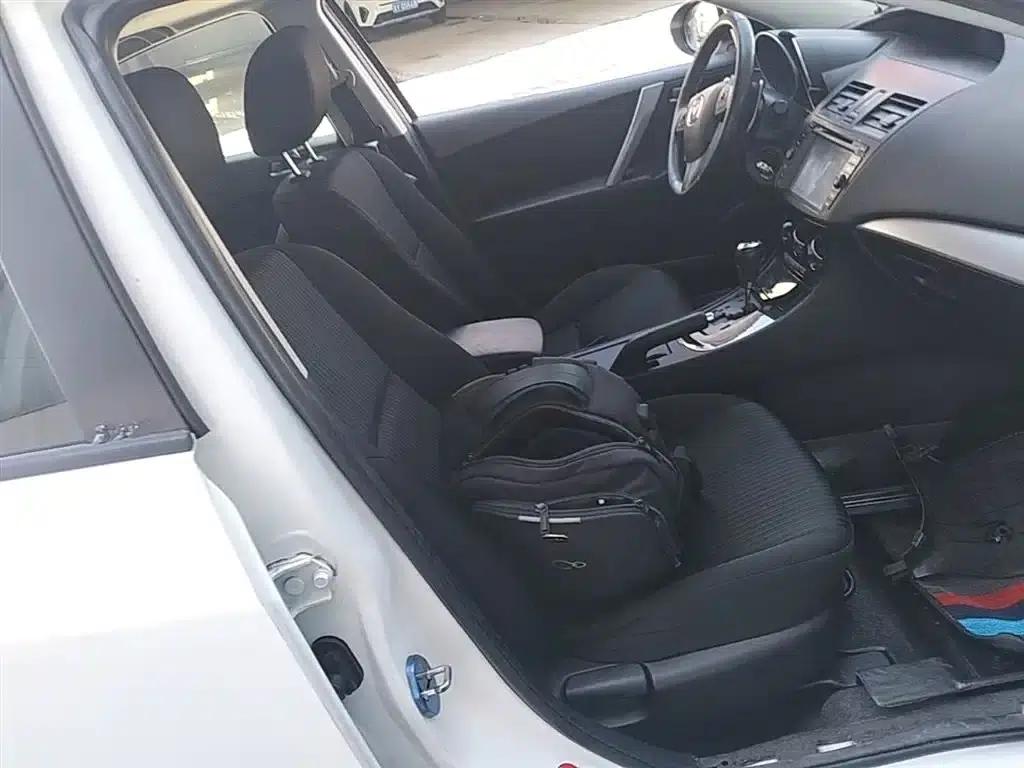 Mazda 3 Axela 2015 Sedan 2.0L Automatic Sport — миниатюра 25