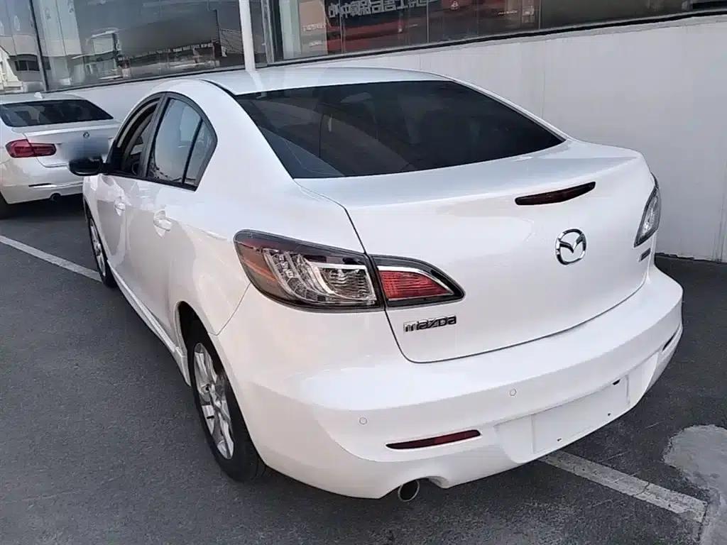 Mazda 3 Axela 2015 Sedan 2.0L Automatic Sport — миниатюра 5