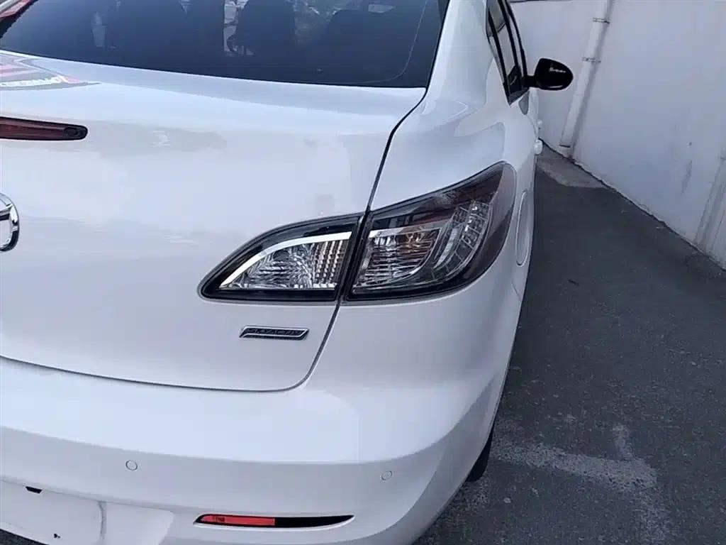 Mazda 3 Axela 2015 Sedan 2.0L Automatic Sport — миниатюра 8