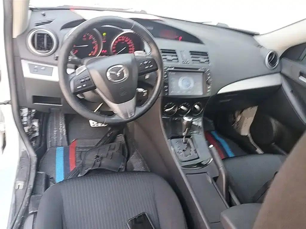 Mazda 3 Axela 2015 Sedan 2.0L Automatic Sport — миниатюра 10