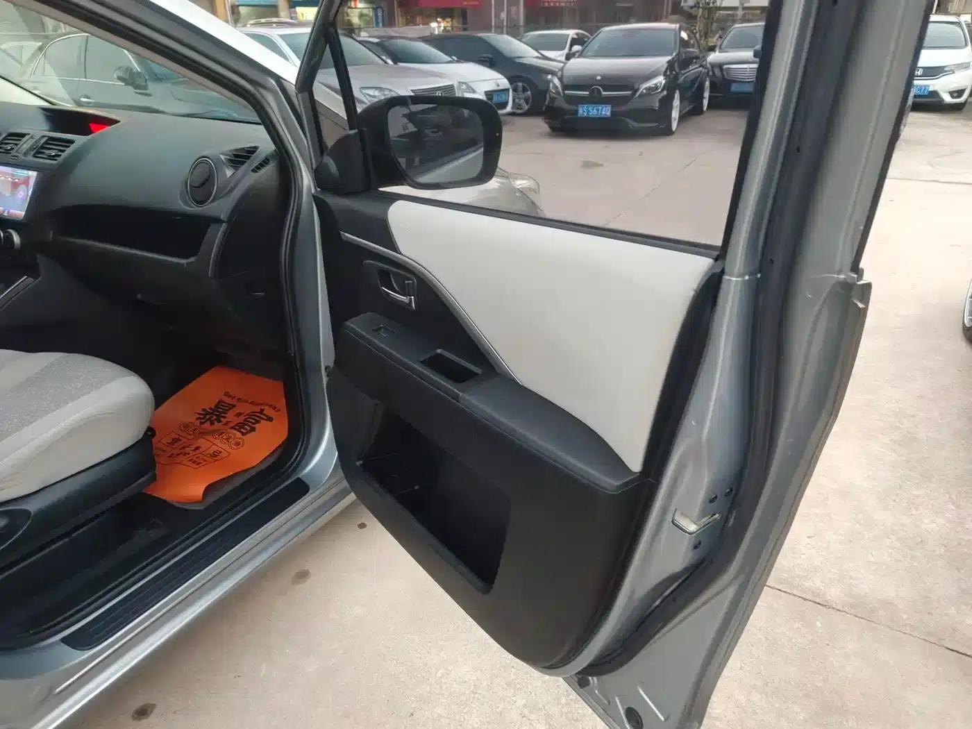 Mazda 5 2011 2.0L Automatic Comfort Model — миниатюра 18