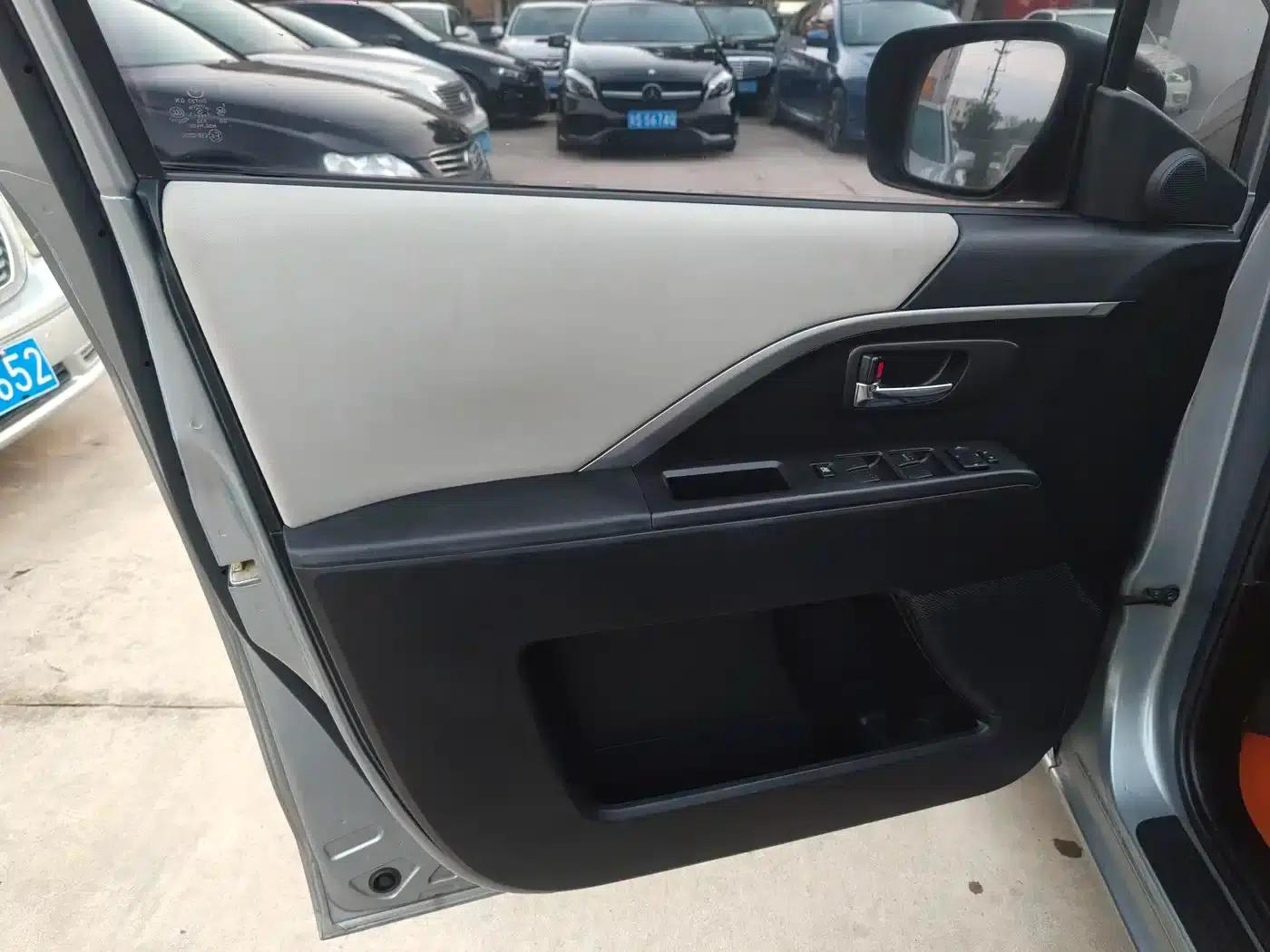 Mazda 5 2011 2.0L Automatic Comfort Model — миниатюра 36