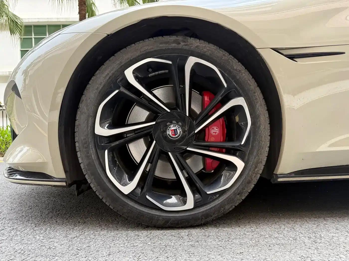 MG Cyberster 2024 520km Legendary 4WD Red Top Edition — миниатюра 10