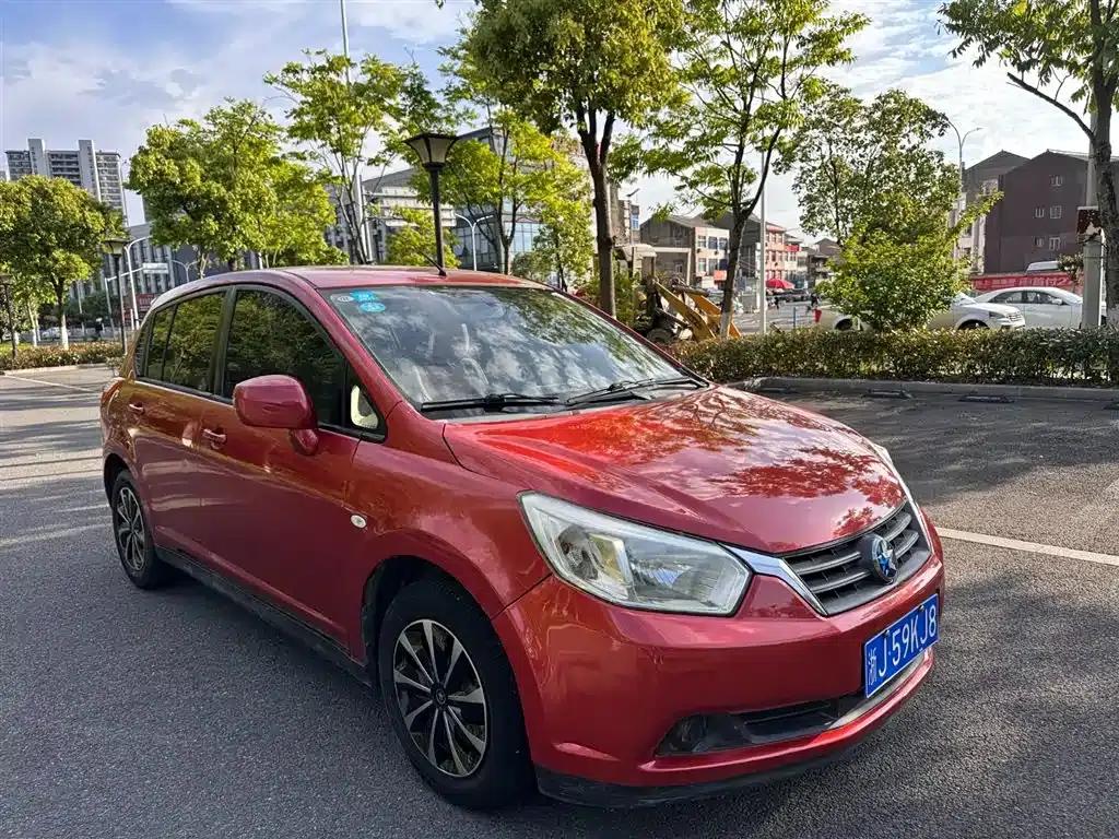 Venucia R50 2013 1.6L Automatic Fashion Edition — миниатюра 2