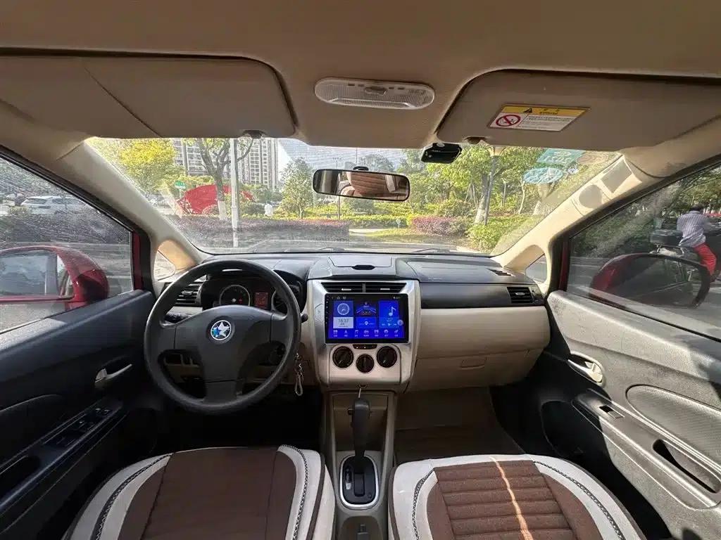 Venucia R50 2013 1.6L Automatic Fashion Edition — миниатюра 12