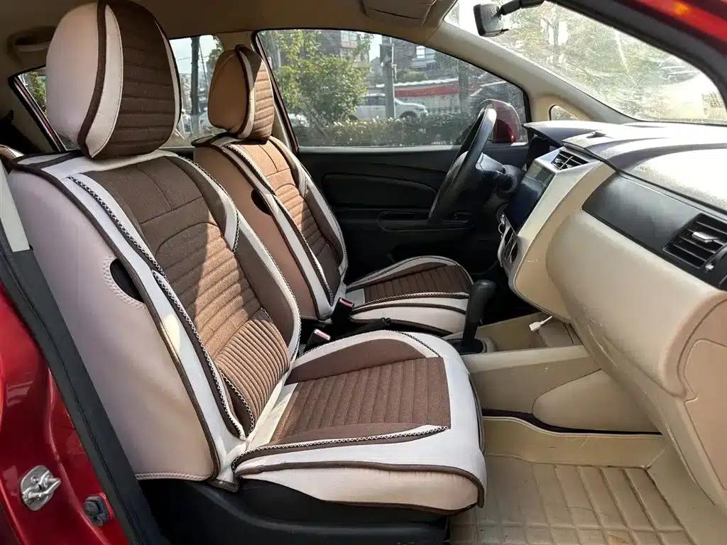 Venucia R50 2013 1.6L Automatic Fashion Edition — миниатюра 18