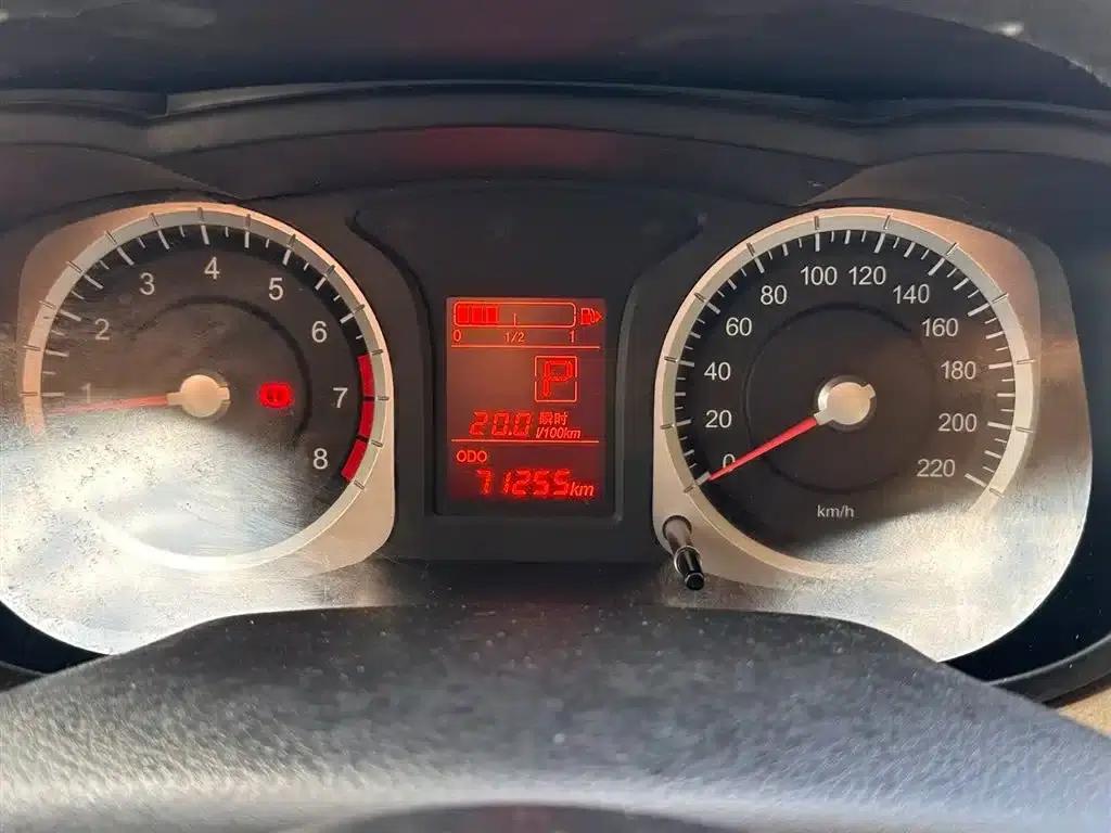 Venucia R50 2013 1.6L Automatic Fashion Edition — миниатюра 19