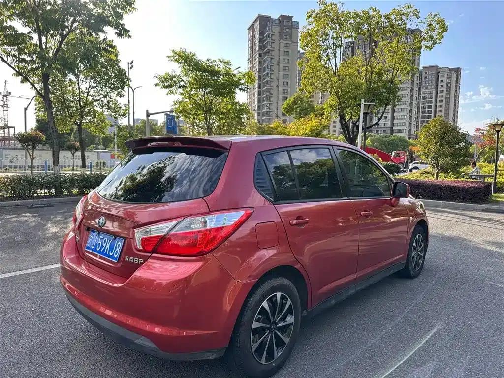 Venucia R50 2013 1.6L Automatic Fashion Edition — миниатюра 4