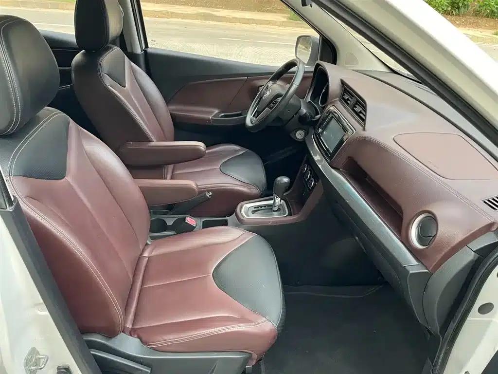 Venucia M50V 2017 1.6L XL CVT Deluxe Edition — миниатюра 5