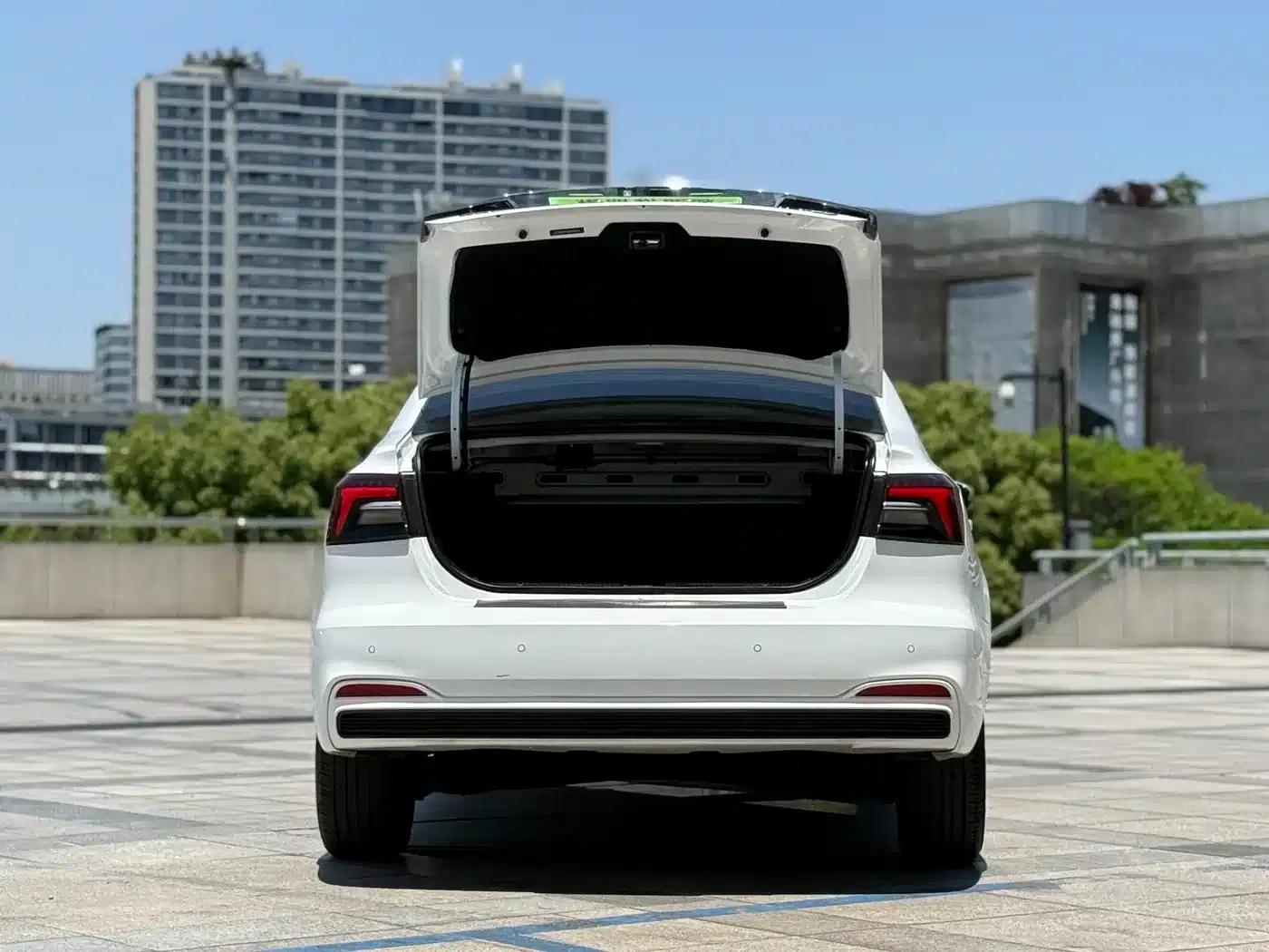 Roewe i6 MAX 2020 300TGI Automatic Cool Panoramic Sunroof Edition — миниатюра 12