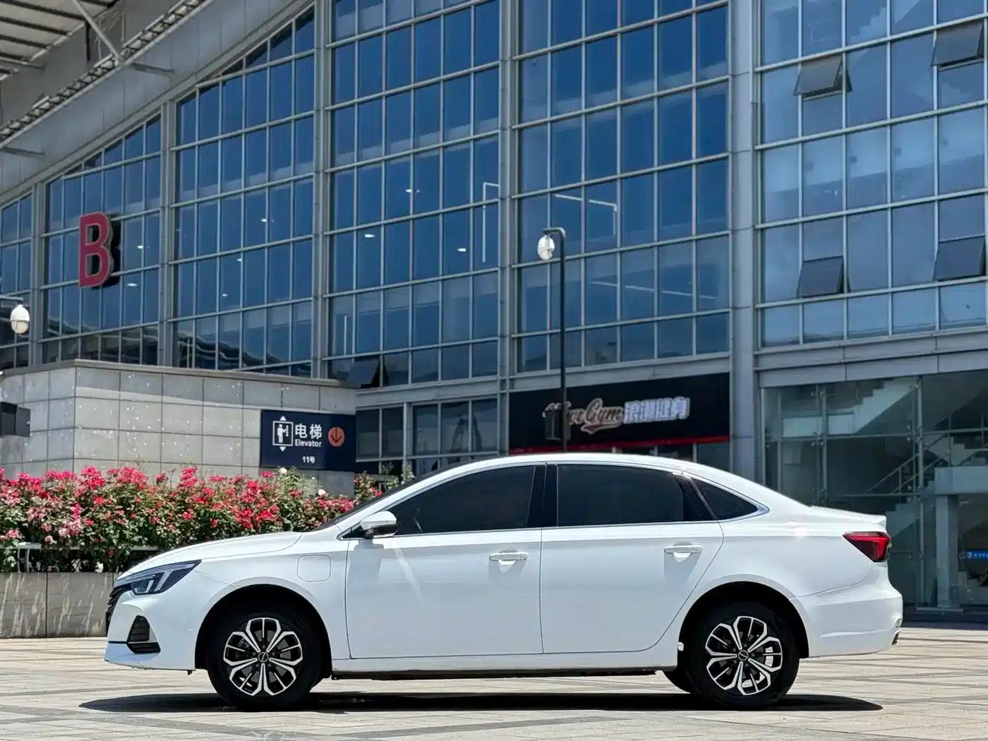 Roewe i6 MAX 2020 300TGI Automatic Cool Panoramic Sunroof Edition — миниатюра 3