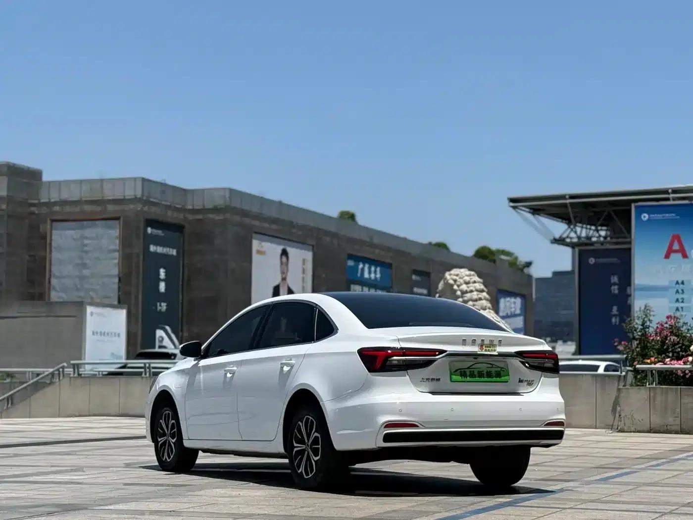 Roewe i6 MAX 2020 300TGI Automatic Cool Panoramic Sunroof Edition — миниатюра 4
