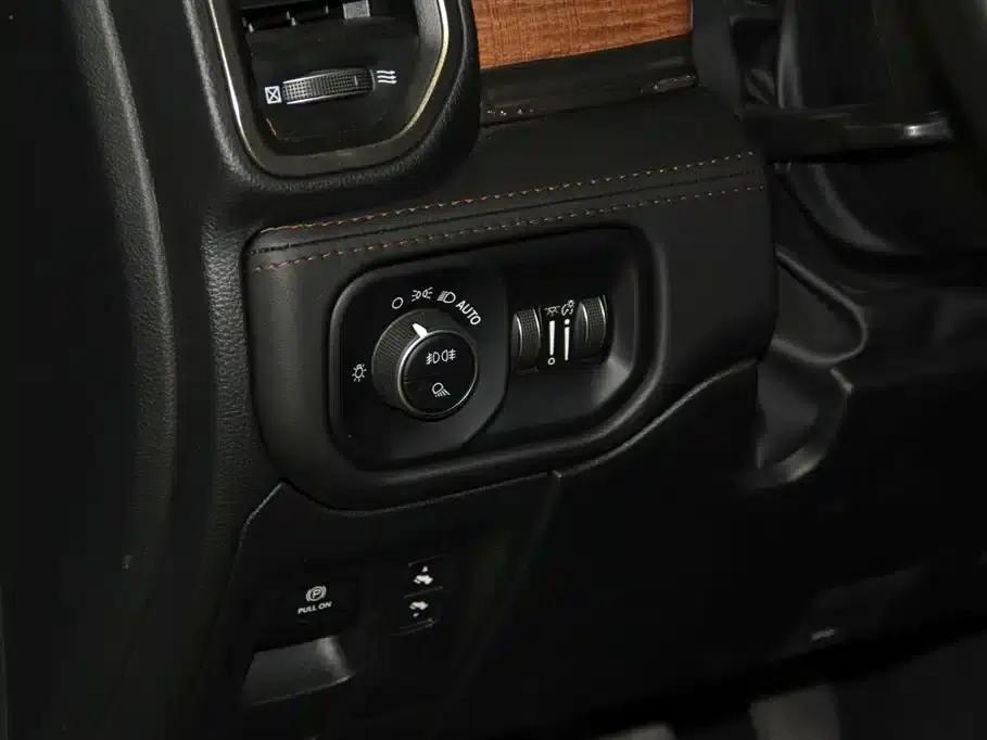 RAM Trucks 2024 5.7L Automatic — миниатюра 19