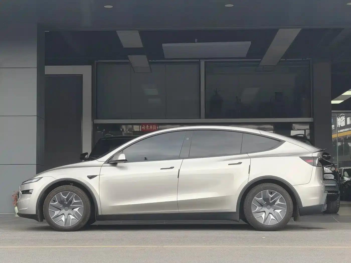 Model Y L 2025 Long Range All-Wheel Drive — миниатюра 3