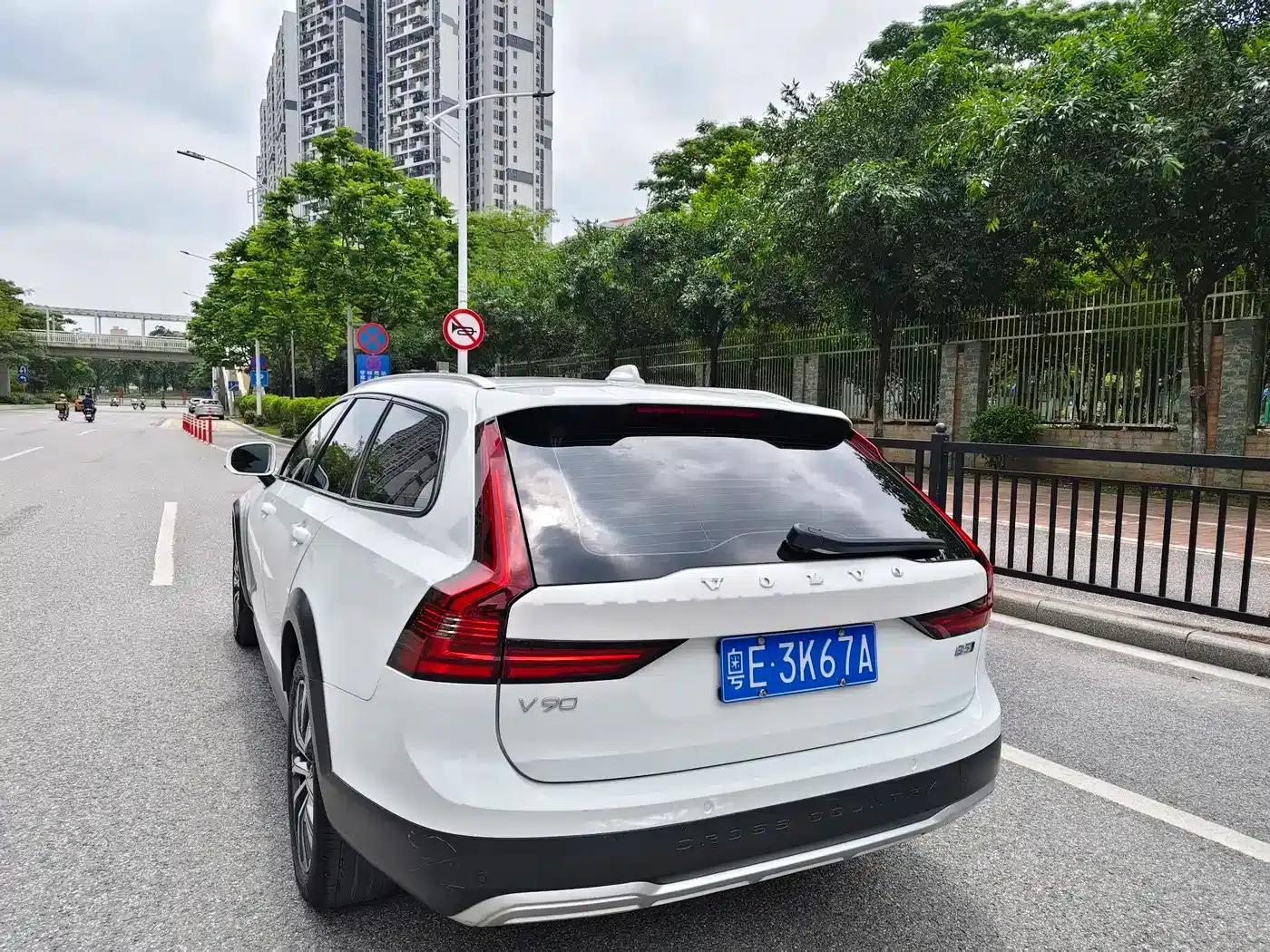 2023 Volvo V90 Cross Country B5 AWD Smart Edition — миниатюра 2