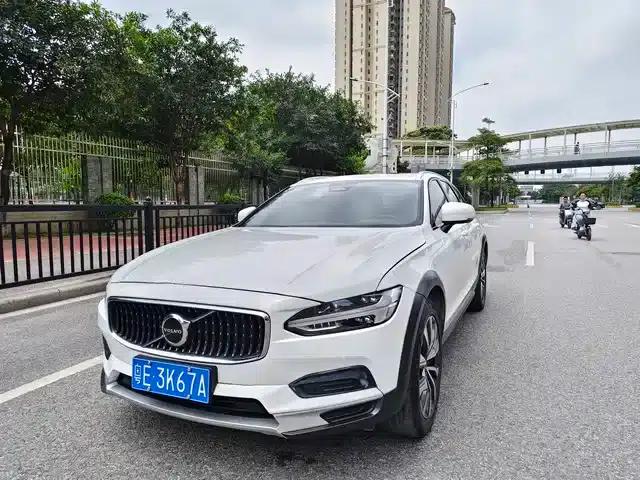 2023 Volvo V90 Cross Country B5 AWD Smart Edition